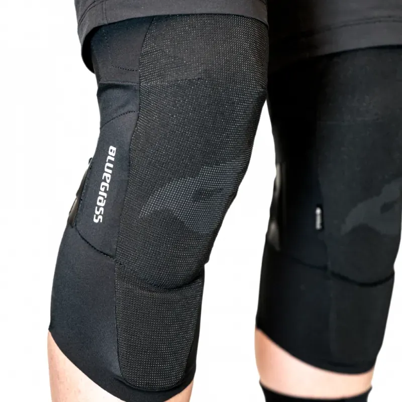 Aura Core Knee Pads in Black-1