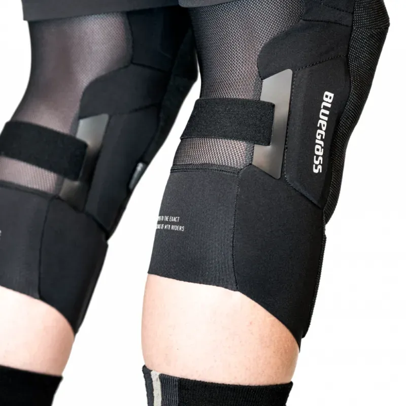Aura Core Knee Pads in Black-2