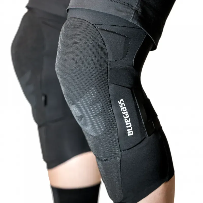 Aura Core Knee Pads in Black-3