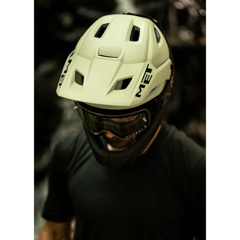 MET Parachute MCR Full Face Helmet in Pistachio Green-2